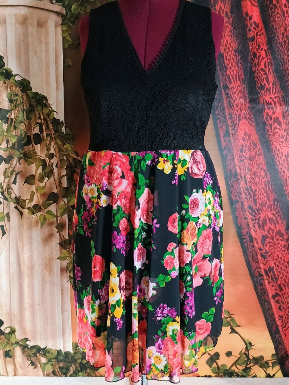 EUC VV Cloth Sz 3XL Black Floral Lace & Rose Print Pleated Skirt Sleeveless